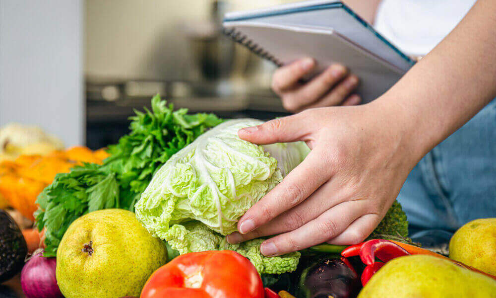 Mains tenant des légumes de saison