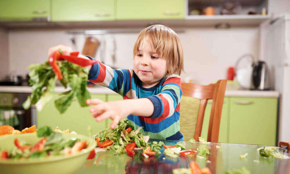 Enfant qui découvre les légumes