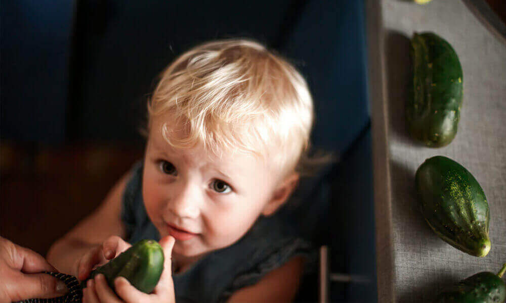 Enfant à table lors d'un repas en famille