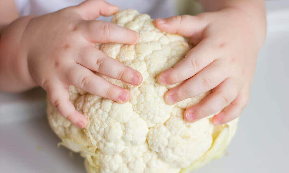 Enfant qui découvre les légumes