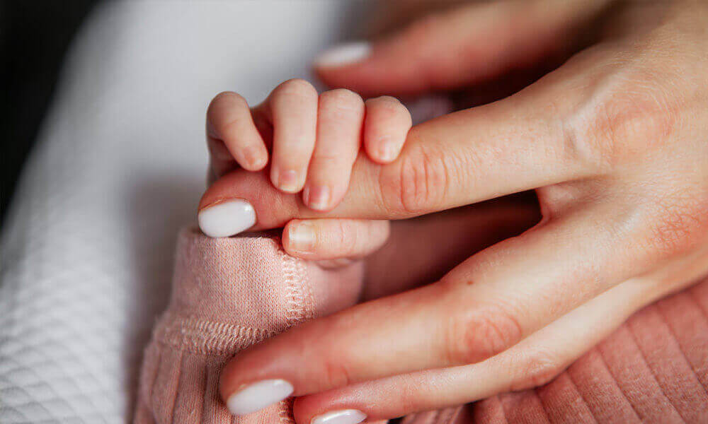 Jeune maman et son bébé au quotidien