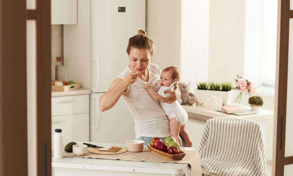 Jeune maman et son bébé au quotidien